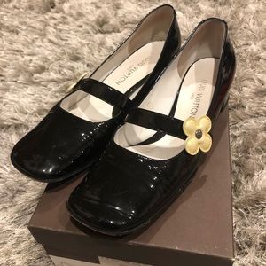 EUC Louis Vuitton Mary Janes with Flower 38.5/8.5